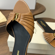 Saint Laurent26ss夏季新款褶皱YSL扣饰平底凉拖鞋面采用褶皱设计,搭配金属YSL标识,低 Saint Laurent26ss夏季新款褶皱YSL扣饰平底凉拖鞋面采用褶皱设计,搭配金属YSL标识,低