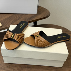 Saint Laurent26ss夏季新款褶皱YSL扣饰平底凉拖鞋面采用褶皱设计,搭配金属YSL标识,低 Saint Laurent26ss夏季新款褶皱YSL扣饰平底凉拖鞋面采用褶皱设计,搭配金属YSL标识,低