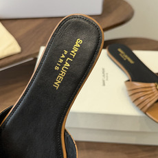 Saint Laurent26ss夏季新款褶皱YSL扣饰平底凉拖鞋面采用褶皱设计,搭配金属YSL标识,低 Saint Laurent26ss夏季新款褶皱YSL扣饰平底凉拖鞋面采用褶皱设计,搭配金属YSL标识,低