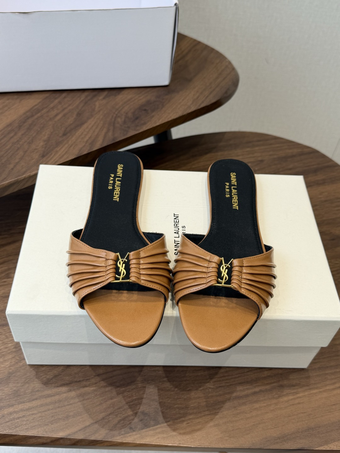 Saint Laurent26ss夏季新款褶皱YSL扣饰平底凉拖鞋面采用褶皱设计，搭配金属YSL标识，低