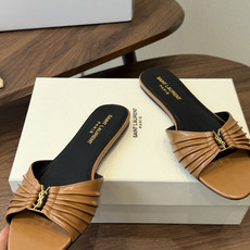 Saint Laurent26ss夏季新款褶皱YSL扣饰平底凉拖鞋面采用褶皱设计,搭配金属YSL标识,低 Saint Laurent26ss夏季新款褶皱YSL扣饰平底凉拖鞋面采用褶皱设计,搭配金属YSL标识,低