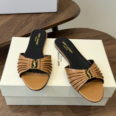 Saint Laurent26ss夏季新款褶皱YSL扣饰平底凉拖鞋面采用褶皱设计,搭配金属YSL标识,低 Saint Laurent26ss夏季新款褶皱YSL扣饰平底凉拖鞋面采用褶皱设计,搭配金属YSL标识,低