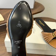 Saint Laurent26ss夏季新款褶皱YSL扣饰平底凉拖鞋面采用褶皱设计,搭配金属YSL标识,低 Saint Laurent26ss夏季新款褶皱YSL扣饰平底凉拖鞋面采用褶皱设计,搭配金属YSL标识,低
