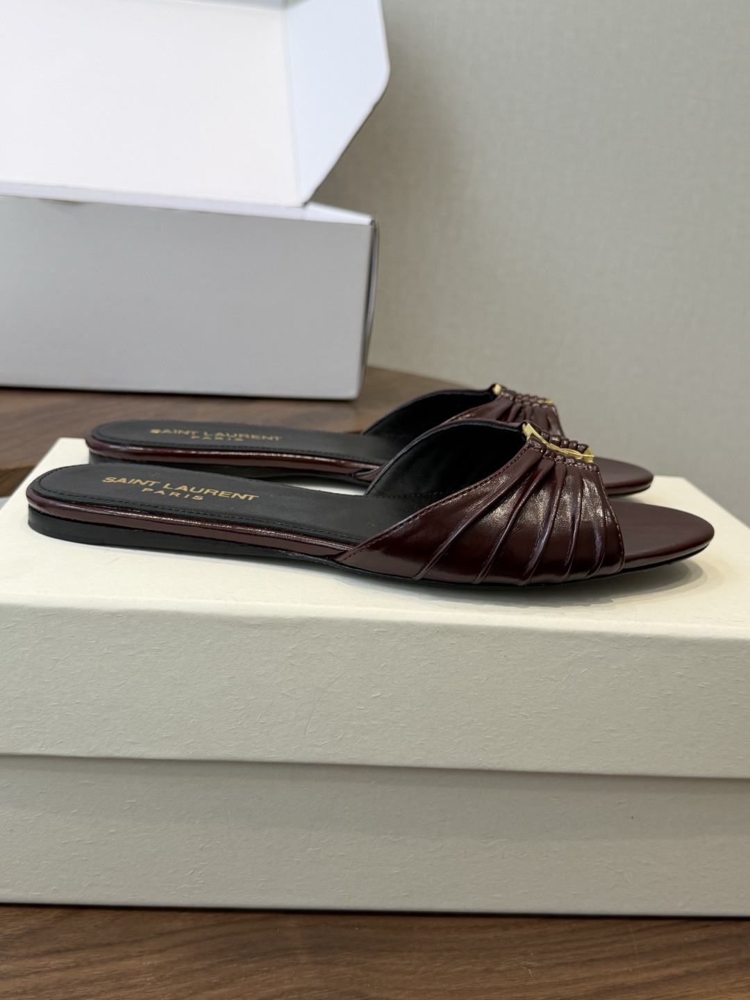 Saint Laurent26ss夏季新款褶皱YSL扣饰平底凉拖鞋面采用褶皱设计，搭配金属YSL标识，低