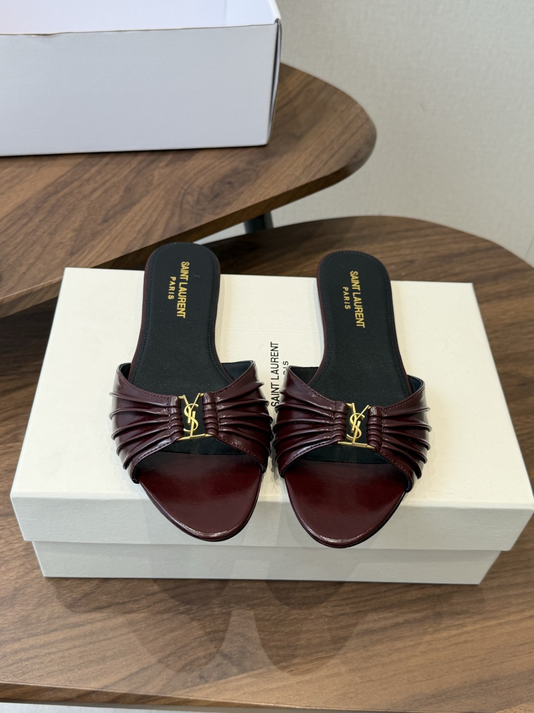 Saint Laurent26ss夏季新款褶皱YSL扣饰平底凉拖鞋面采用褶皱设计，搭配金属YSL标识，低
