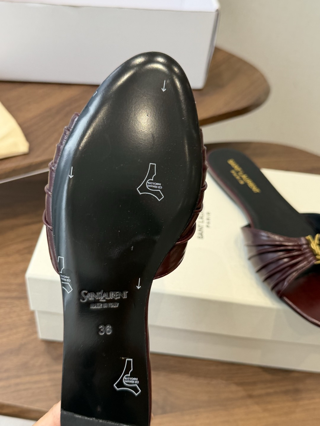Saint Laurent26ss夏季新款褶皱YSL扣饰平底凉拖鞋面采用褶皱设计，搭配金属YSL标识，低