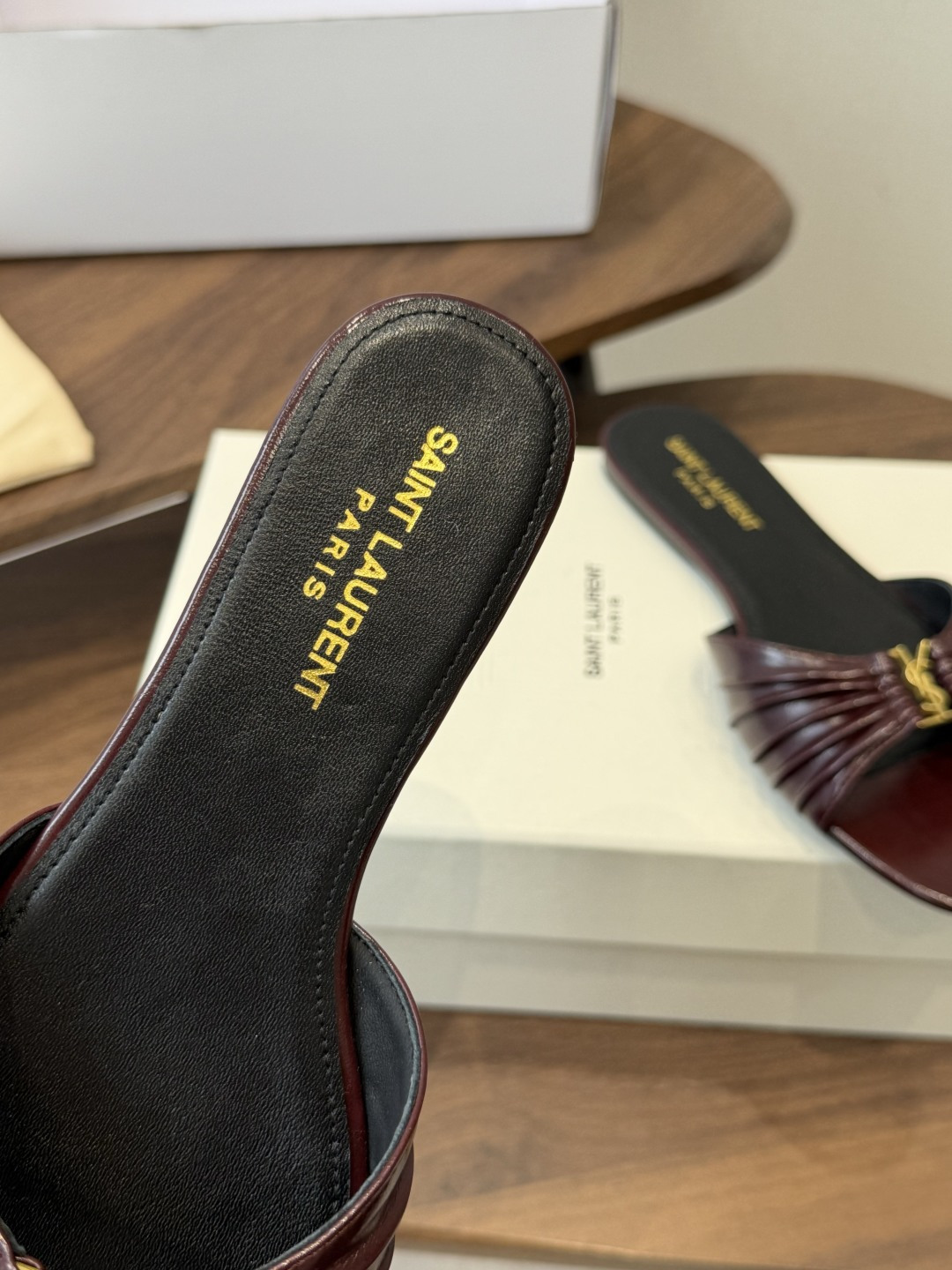 Saint Laurent26ss夏季新款褶皱YSL扣饰平底凉拖鞋面采用褶皱设计，搭配金属YSL标识，低