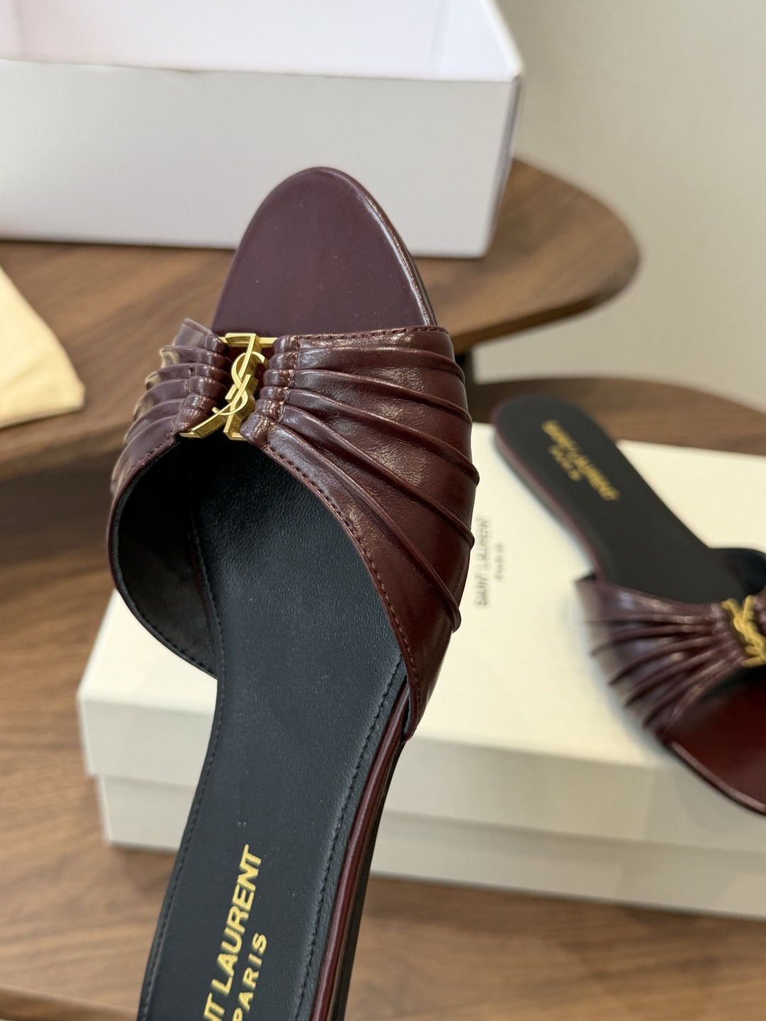 Saint Laurent26ss夏季新款褶皱YSL扣饰平底凉拖鞋面采用褶皱设计，搭配金属YSL标识，低
