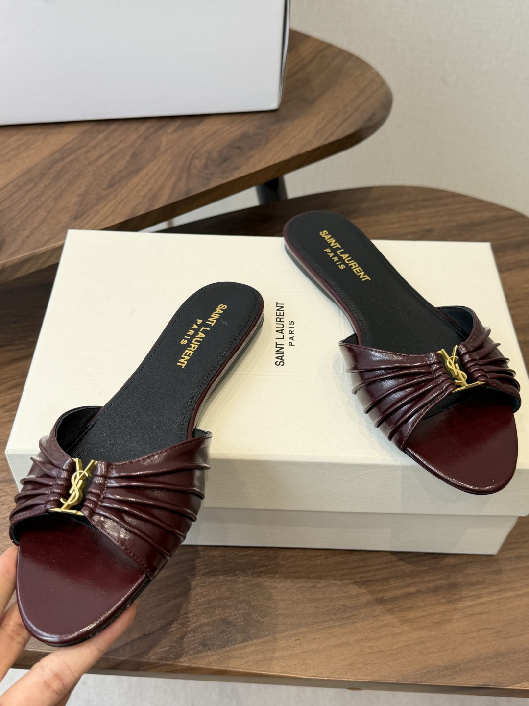 Saint Laurent26ss夏季新款褶皱YSL扣饰平底凉拖鞋面采用褶皱设计，搭配金属YSL标识，低