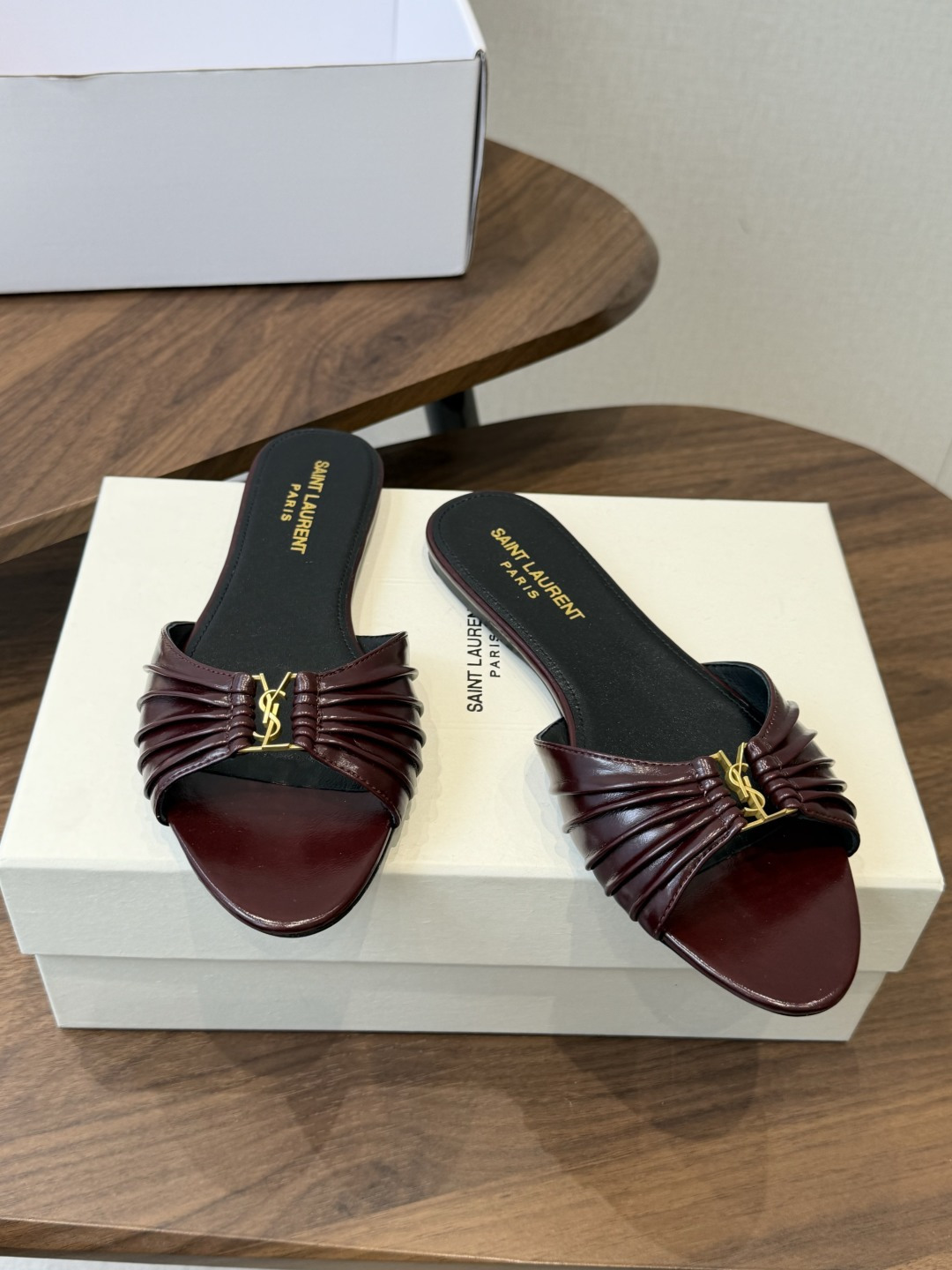 Saint Laurent26ss夏季新款褶皱YSL扣饰平底凉拖鞋面采用褶皱设计，搭配金属YSL标识，低