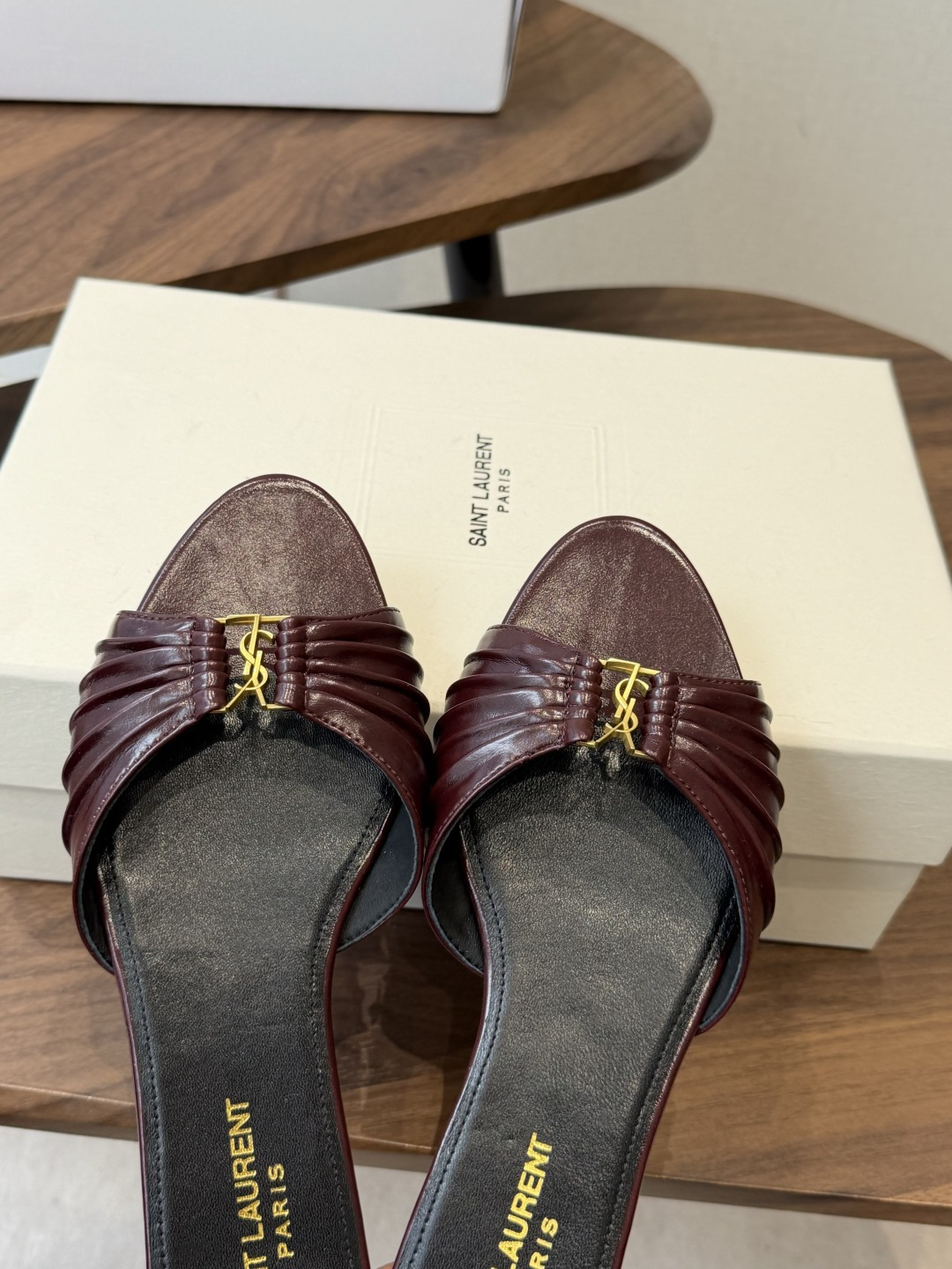 Saint Laurent26ss夏季新款褶皱YSL扣饰平底凉拖鞋面采用褶皱设计，搭配金属YSL标识，低