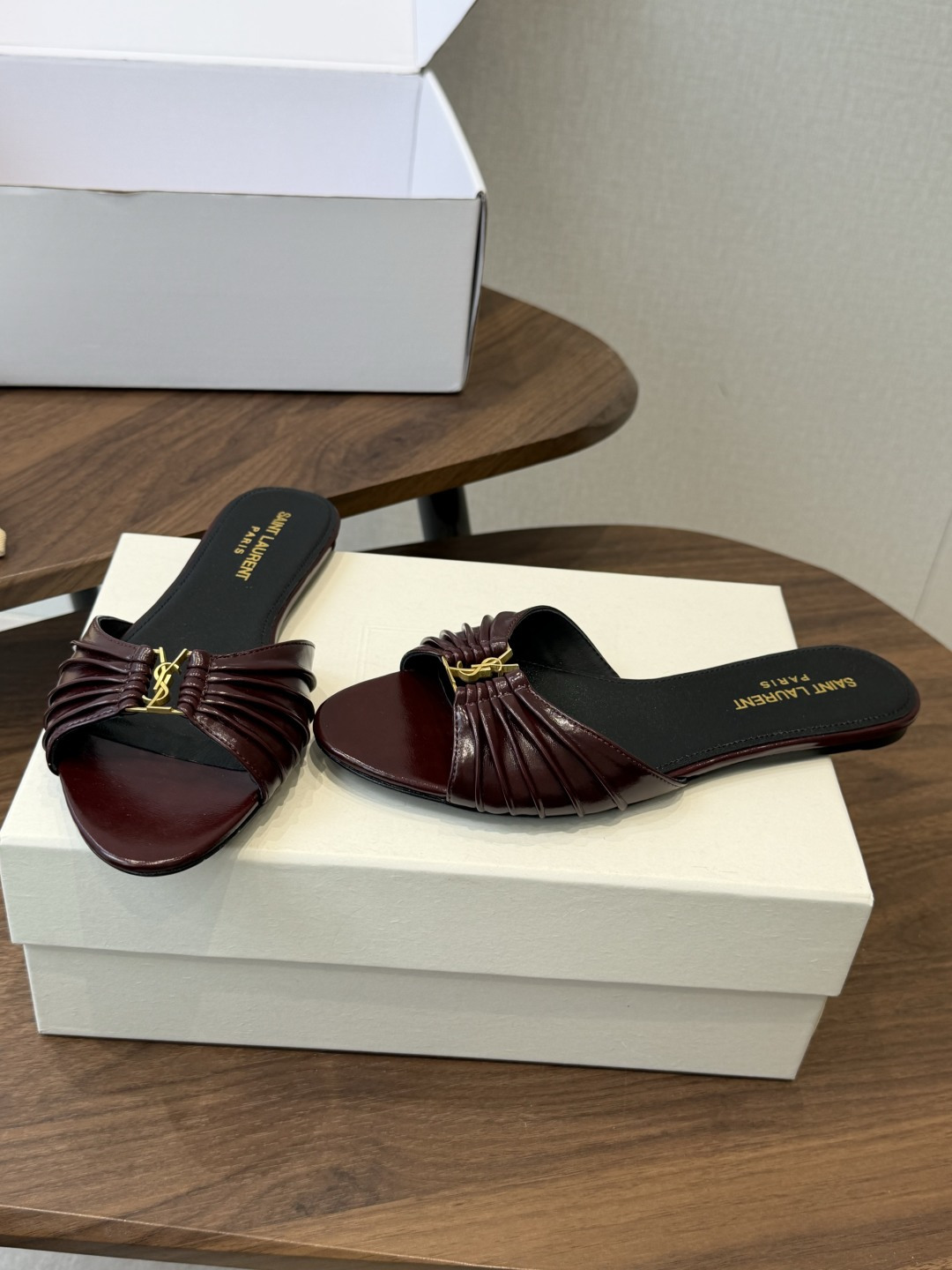 Saint Laurent26ss夏季新款褶皱YSL扣饰平底凉拖鞋面采用褶皱设计，搭配金属YSL标识，低
