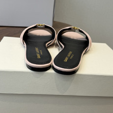 Saint Laurent26ss夏季新款褶皱YSL扣饰平底凉拖鞋面采用褶皱设计,搭配金属YSL标识,低 Saint Laurent26ss夏季新款褶皱YSL扣饰平底凉拖鞋面采用褶皱设计,搭配金属YSL标识,低