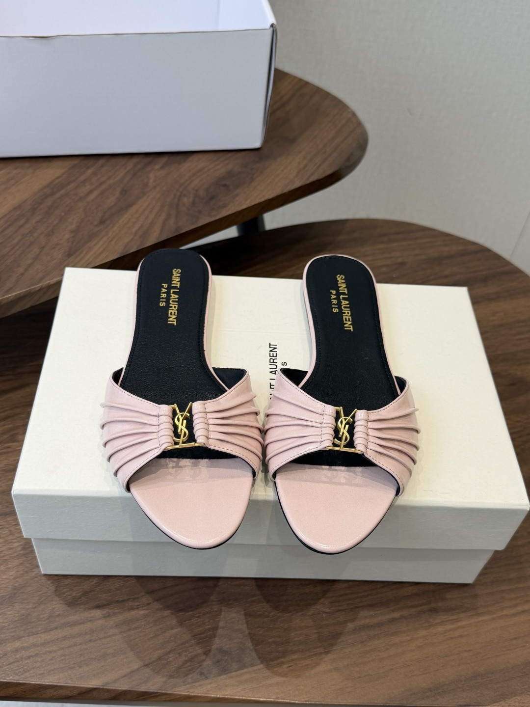 Saint Laurent26ss夏季新款褶皱YSL扣饰平底凉拖鞋面采用褶皱设计，搭配金属YSL标识，低