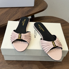 Saint Laurent26ss夏季新款褶皱YSL扣饰平底凉拖鞋面采用褶皱设计,搭配金属YSL标识,低 Saint Laurent26ss夏季新款褶皱YSL扣饰平底凉拖鞋面采用褶皱设计,搭配金属YSL标识,低