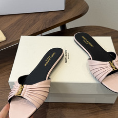 Saint Laurent26ss夏季新款褶皱YSL扣饰平底凉拖鞋面采用褶皱设计,搭配金属YSL标识,低 Saint Laurent26ss夏季新款褶皱YSL扣饰平底凉拖鞋面采用褶皱设计,搭配金属YSL标识,低