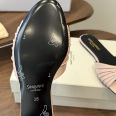 Saint Laurent26ss夏季新款褶皱YSL扣饰平底凉拖鞋面采用褶皱设计,搭配金属YSL标识,低 Saint Laurent26ss夏季新款褶皱YSL扣饰平底凉拖鞋面采用褶皱设计,搭配金属YSL标识,低