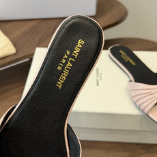 Saint Laurent26ss夏季新款褶皱YSL扣饰平底凉拖鞋面采用褶皱设计,搭配金属YSL标识,低 Saint Laurent26ss夏季新款褶皱YSL扣饰平底凉拖鞋面采用褶皱设计,搭配金属YSL标识,低