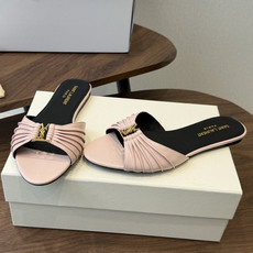 Saint Laurent26ss夏季新款褶皱YSL扣饰平底凉拖鞋面采用褶皱设计,搭配金属YSL标识,低 Saint Laurent26ss夏季新款褶皱YSL扣饰平底凉拖鞋面采用褶皱设计,搭配金属YSL标识,低