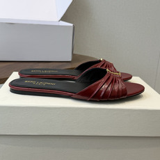 Saint Laurent26ss夏季新款褶皱YSL扣饰平底凉拖鞋面采用褶皱设计,搭配金属YSL标识,低 Saint Laurent26ss夏季新款褶皱YSL扣饰平底凉拖鞋面采用褶皱设计,搭配金属YSL标识,低