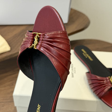 Saint Laurent26ss夏季新款褶皱YSL扣饰平底凉拖鞋面采用褶皱设计,搭配金属YSL标识,低 Saint Laurent26ss夏季新款褶皱YSL扣饰平底凉拖鞋面采用褶皱设计,搭配金属YSL标识,低