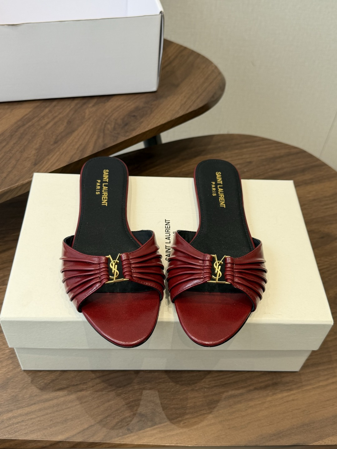 Saint Laurent26ss夏季新款褶皱YSL扣饰平底凉拖鞋面采用褶皱设计，搭配金属YSL标识，低