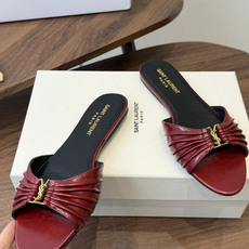 Saint Laurent26ss夏季新款褶皱YSL扣饰平底凉拖鞋面采用褶皱设计,搭配金属YSL标识,低 Saint Laurent26ss夏季新款褶皱YSL扣饰平底凉拖鞋面采用褶皱设计,搭配金属YSL标识,低