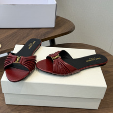 Saint Laurent26ss夏季新款褶皱YSL扣饰平底凉拖鞋面采用褶皱设计,搭配金属YSL标识,低 Saint Laurent26ss夏季新款褶皱YSL扣饰平底凉拖鞋面采用褶皱设计,搭配金属YSL标识,低