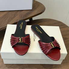 Saint Laurent26ss夏季新款褶皱YSL扣饰平底凉拖鞋面采用褶皱设计,搭配金属YSL标识,低 Saint Laurent26ss夏季新款褶皱YSL扣饰平底凉拖鞋面采用褶皱设计,搭配金属YSL标识,低