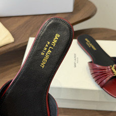 Saint Laurent26ss夏季新款褶皱YSL扣饰平底凉拖鞋面采用褶皱设计,搭配金属YSL标识,低 Saint Laurent26ss夏季新款褶皱YSL扣饰平底凉拖鞋面采用褶皱设计,搭配金属YSL标识,低