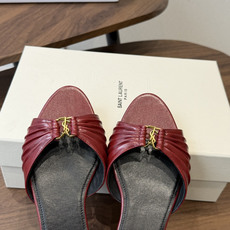 Saint Laurent26ss夏季新款褶皱YSL扣饰平底凉拖鞋面采用褶皱设计,搭配金属YSL标识,低 Saint Laurent26ss夏季新款褶皱YSL扣饰平底凉拖鞋面采用褶皱设计,搭配金属YSL标识,低