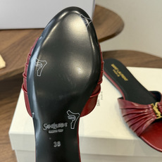 Saint Laurent26ss夏季新款褶皱YSL扣饰平底凉拖鞋面采用褶皱设计,搭配金属YSL标识,低 Saint Laurent26ss夏季新款褶皱YSL扣饰平底凉拖鞋面采用褶皱设计,搭配金属YSL标识,低