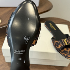 Saint Laurent26ss夏季新款褶皱YSL扣饰平底凉拖鞋面采用褶皱设计,搭配金属YSL标识,低 Saint Laurent26ss夏季新款褶皱YSL扣饰平底凉拖鞋面采用褶皱设计,搭配金属YSL标识,低