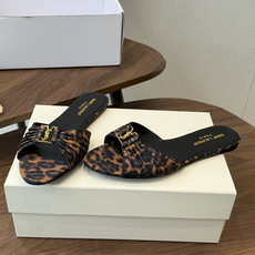 Saint Laurent26ss夏季新款褶皱YSL扣饰平底凉拖鞋面采用褶皱设计,搭配金属YSL标识,低 Saint Laurent26ss夏季新款褶皱YSL扣饰平底凉拖鞋面采用褶皱设计,搭配金属YSL标识,低
