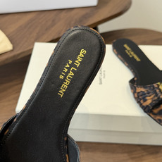 Saint Laurent26ss夏季新款褶皱YSL扣饰平底凉拖鞋面采用褶皱设计,搭配金属YSL标识,低 Saint Laurent26ss夏季新款褶皱YSL扣饰平底凉拖鞋面采用褶皱设计,搭配金属YSL标识,低