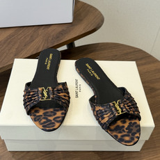 Saint Laurent26ss夏季新款褶皱YSL扣饰平底凉拖鞋面采用褶皱设计,搭配金属YSL标识,低 Saint Laurent26ss夏季新款褶皱YSL扣饰平底凉拖鞋面采用褶皱设计,搭配金属YSL标识,低
