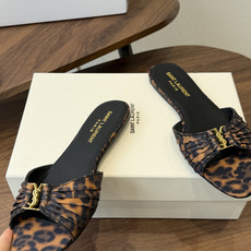 Saint Laurent26ss夏季新款褶皱YSL扣饰平底凉拖鞋面采用褶皱设计,搭配金属YSL标识,低 Saint Laurent26ss夏季新款褶皱YSL扣饰平底凉拖鞋面采用褶皱设计,搭配金属YSL标识,低