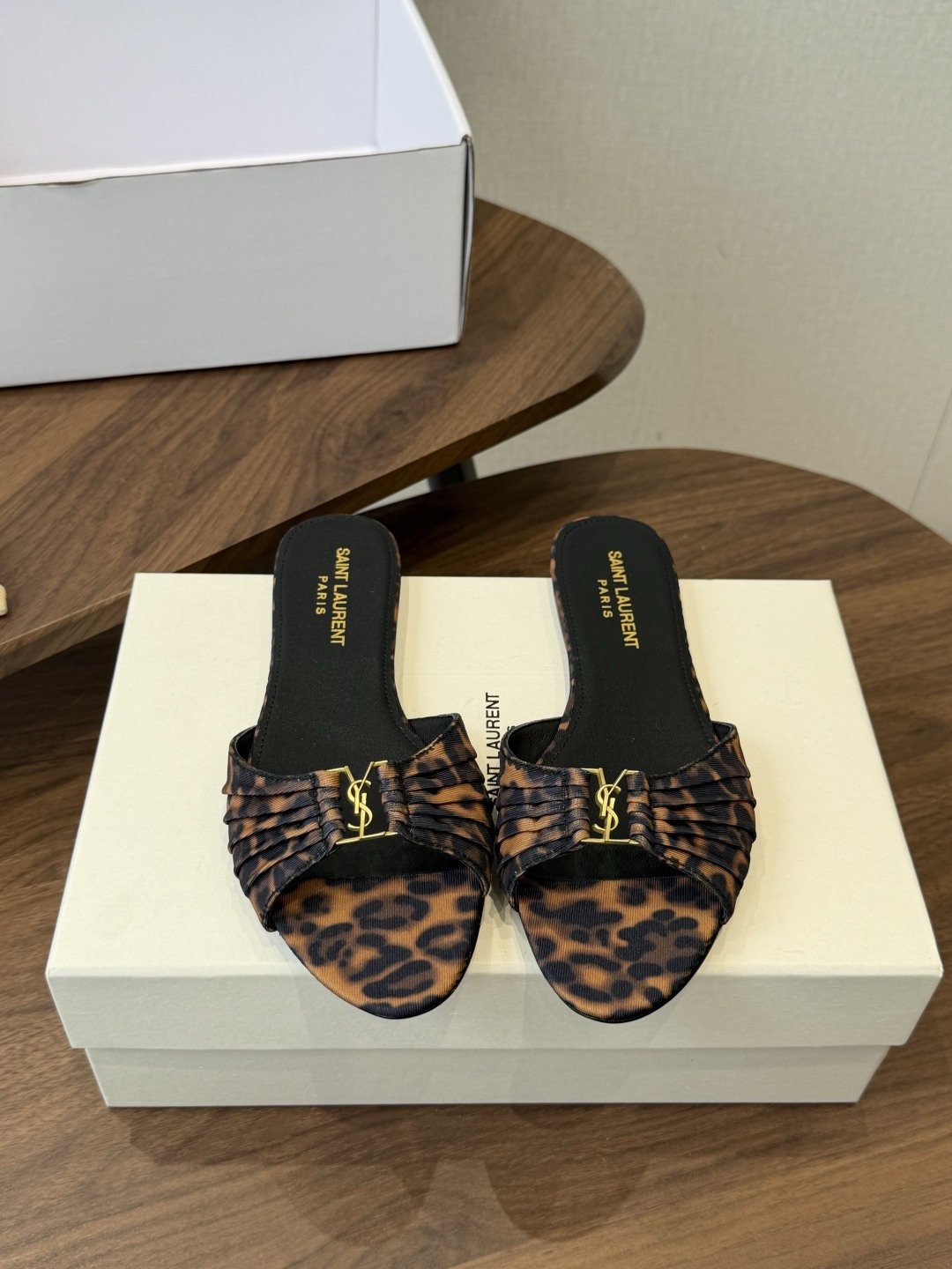 Saint Laurent26ss夏季新款褶皱YSL扣饰平底凉拖鞋面采用褶皱设计，搭配金属YSL标识，低