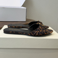Saint Laurent26ss夏季新款褶皱YSL扣饰平底凉拖鞋面采用褶皱设计,搭配金属YSL标识,低 Saint Laurent26ss夏季新款褶皱YSL扣饰平底凉拖鞋面采用褶皱设计,搭配金属YSL标识,低