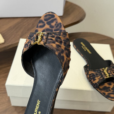 Saint Laurent26ss夏季新款褶皱YSL扣饰平底凉拖鞋面采用褶皱设计,搭配金属YSL标识,低 Saint Laurent26ss夏季新款褶皱YSL扣饰平底凉拖鞋面采用褶皱设计,搭配金属YSL标识,低