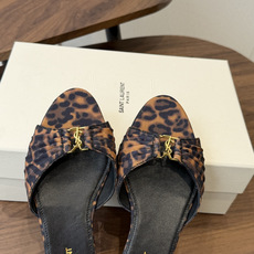 Saint Laurent26ss夏季新款褶皱YSL扣饰平底凉拖鞋面采用褶皱设计,搭配金属YSL标识,低 Saint Laurent26ss夏季新款褶皱YSL扣饰平底凉拖鞋面采用褶皱设计,搭配金属YSL标识,低