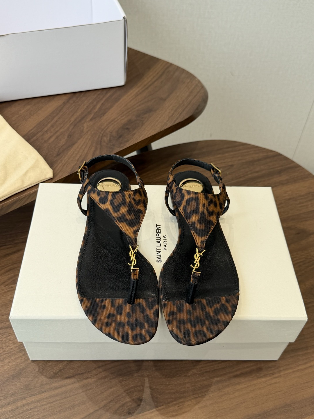 Saint Laurent26ss夏季新款标志性YSL扣饰夹脚凉鞋SAINT LAURENT的标志性YS