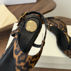 Saint Laurent26ss夏季新款标志性YSL扣饰夹脚凉鞋SAINT LAURENT的标志性YS Saint Laurent26ss夏季新款标志性YSL扣饰夹脚凉鞋SAINT LAURENT的标志性YS