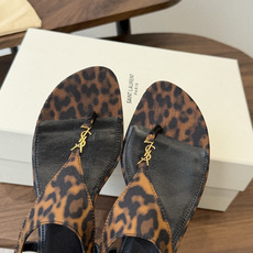 Saint Laurent26ss夏季新款标志性YSL扣饰夹脚凉鞋SAINT LAURENT的标志性YS Saint Laurent26ss夏季新款标志性YSL扣饰夹脚凉鞋SAINT LAURENT的标志性YS