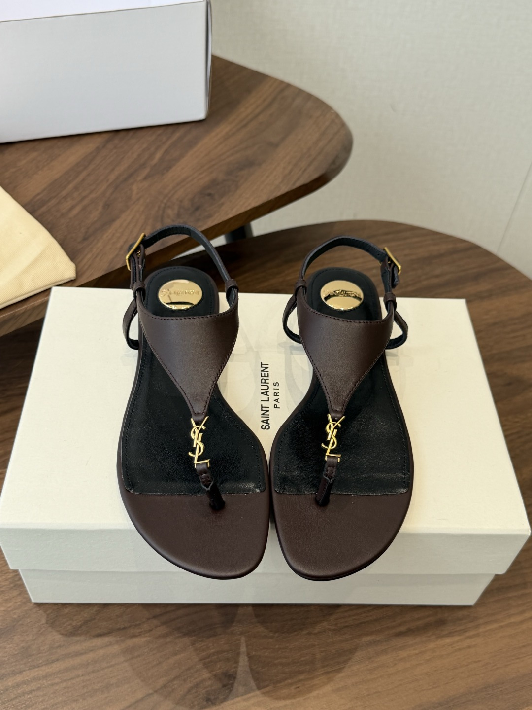 Saint Laurent26ss夏季新款标志性YSL扣饰夹脚凉鞋SAINT LAURENT的标志性YS
