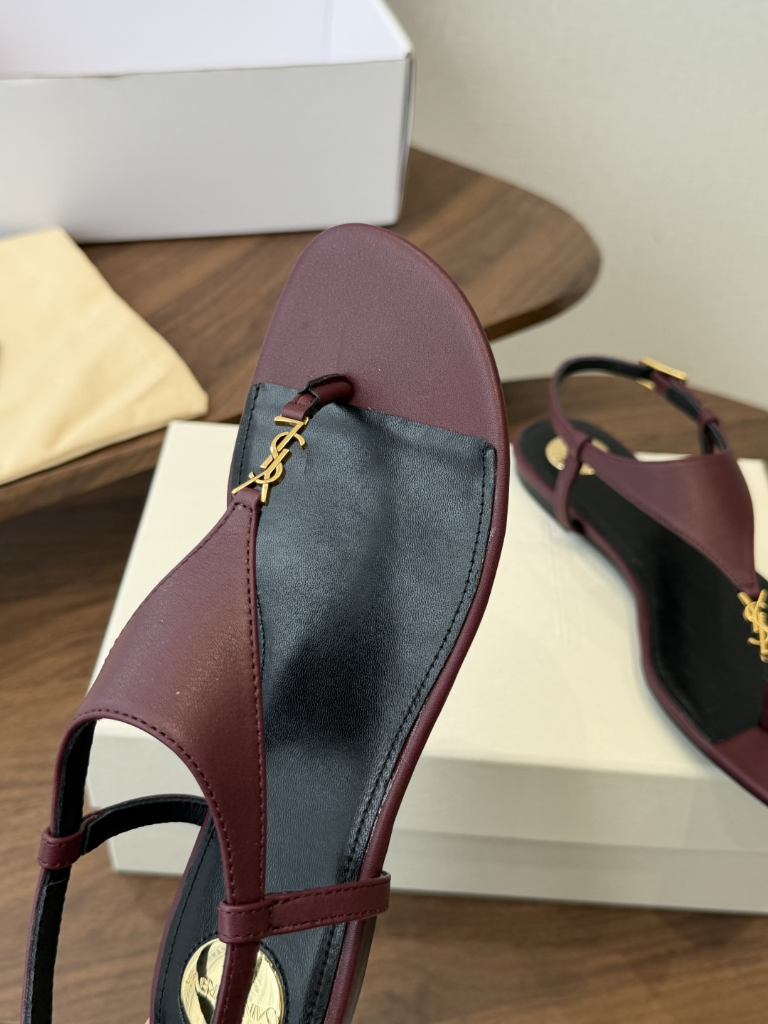 Saint Laurent26ss夏季新款标志性YSL扣饰夹脚凉鞋SAINT LAURENT的标志性YS