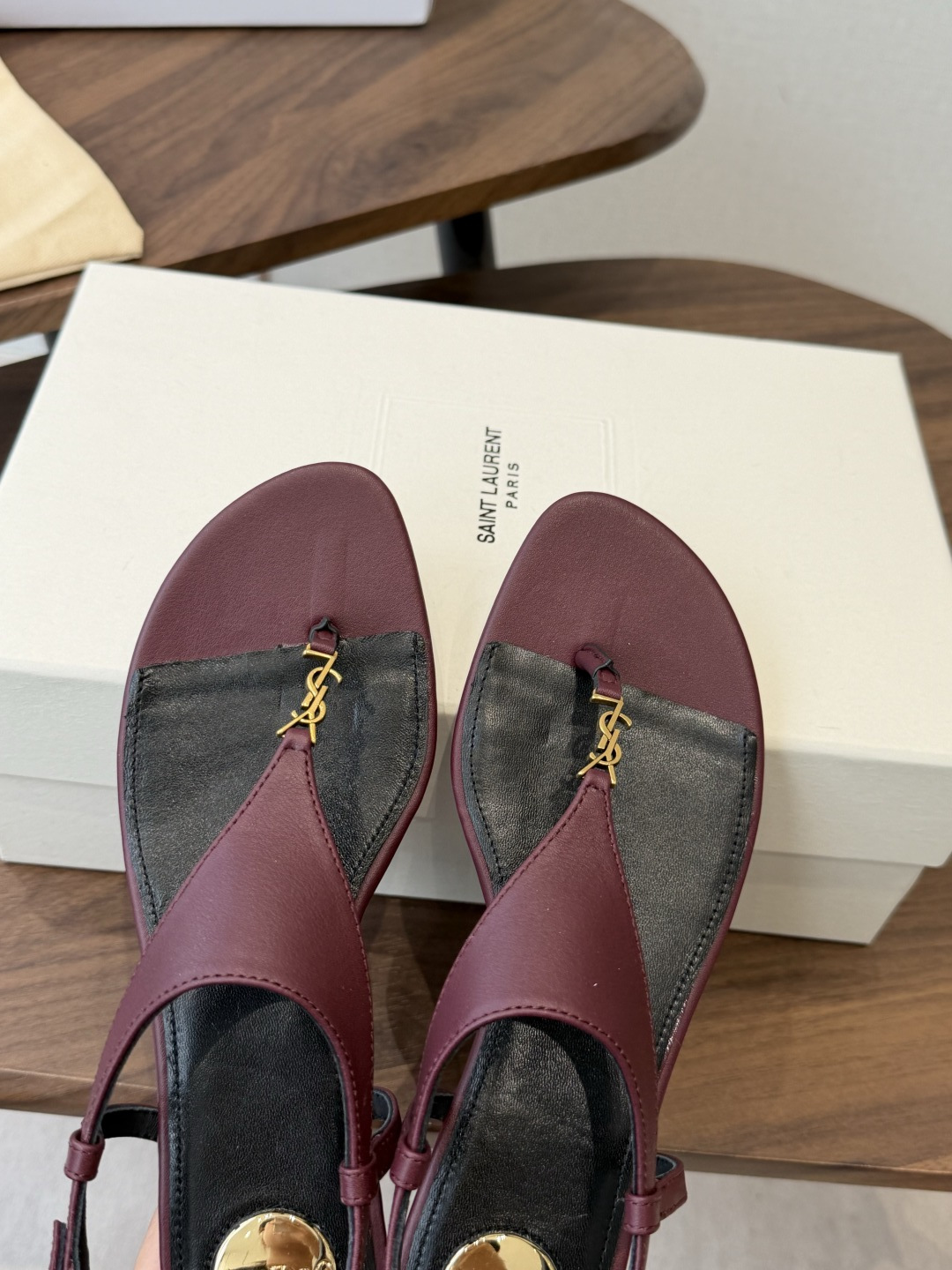 Saint Laurent26ss夏季新款标志性YSL扣饰夹脚凉鞋SAINT LAURENT的标志性YS