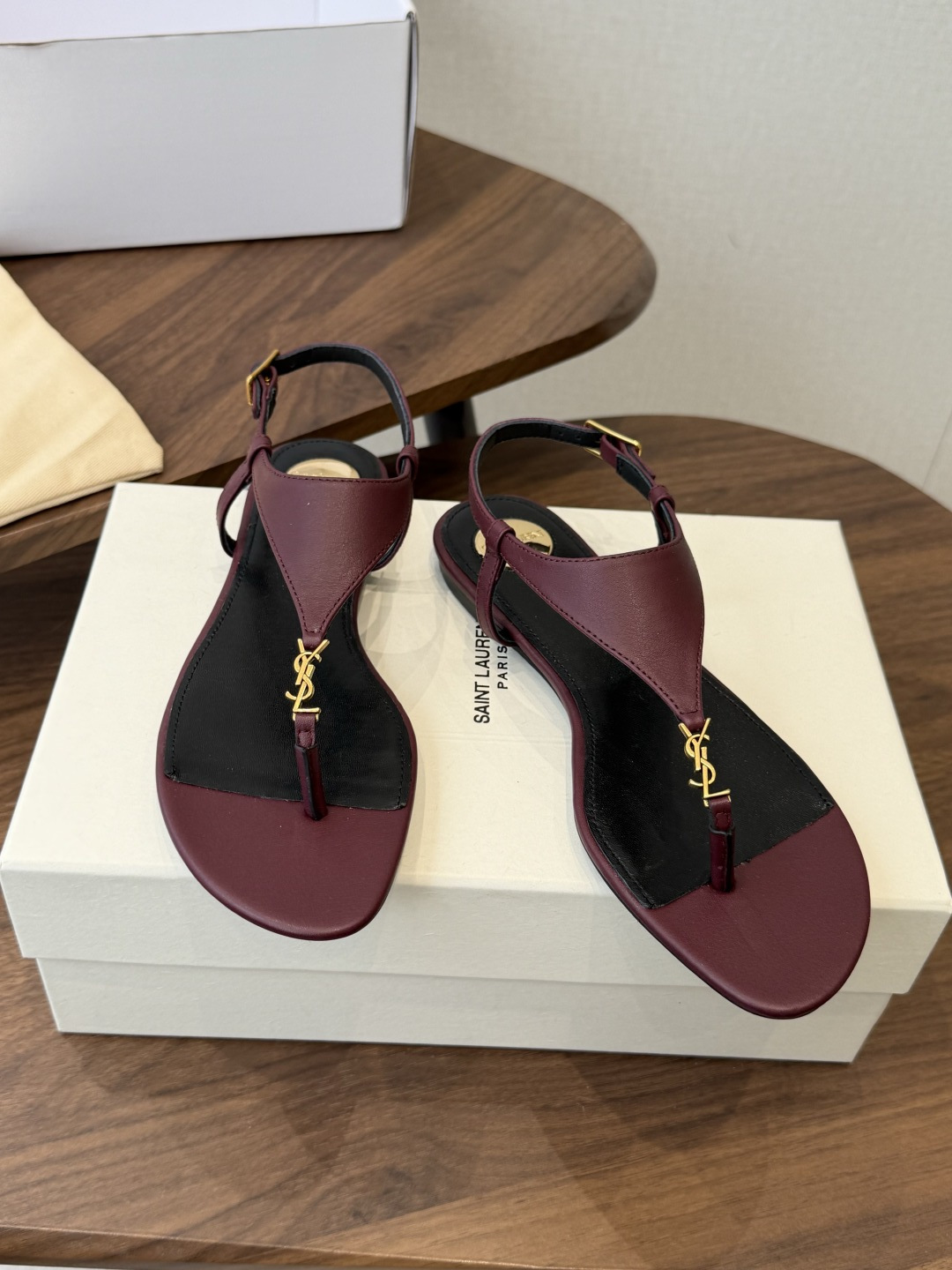 Saint Laurent26ss夏季新款标志性YSL扣饰夹脚凉鞋SAINT LAURENT的标志性YS