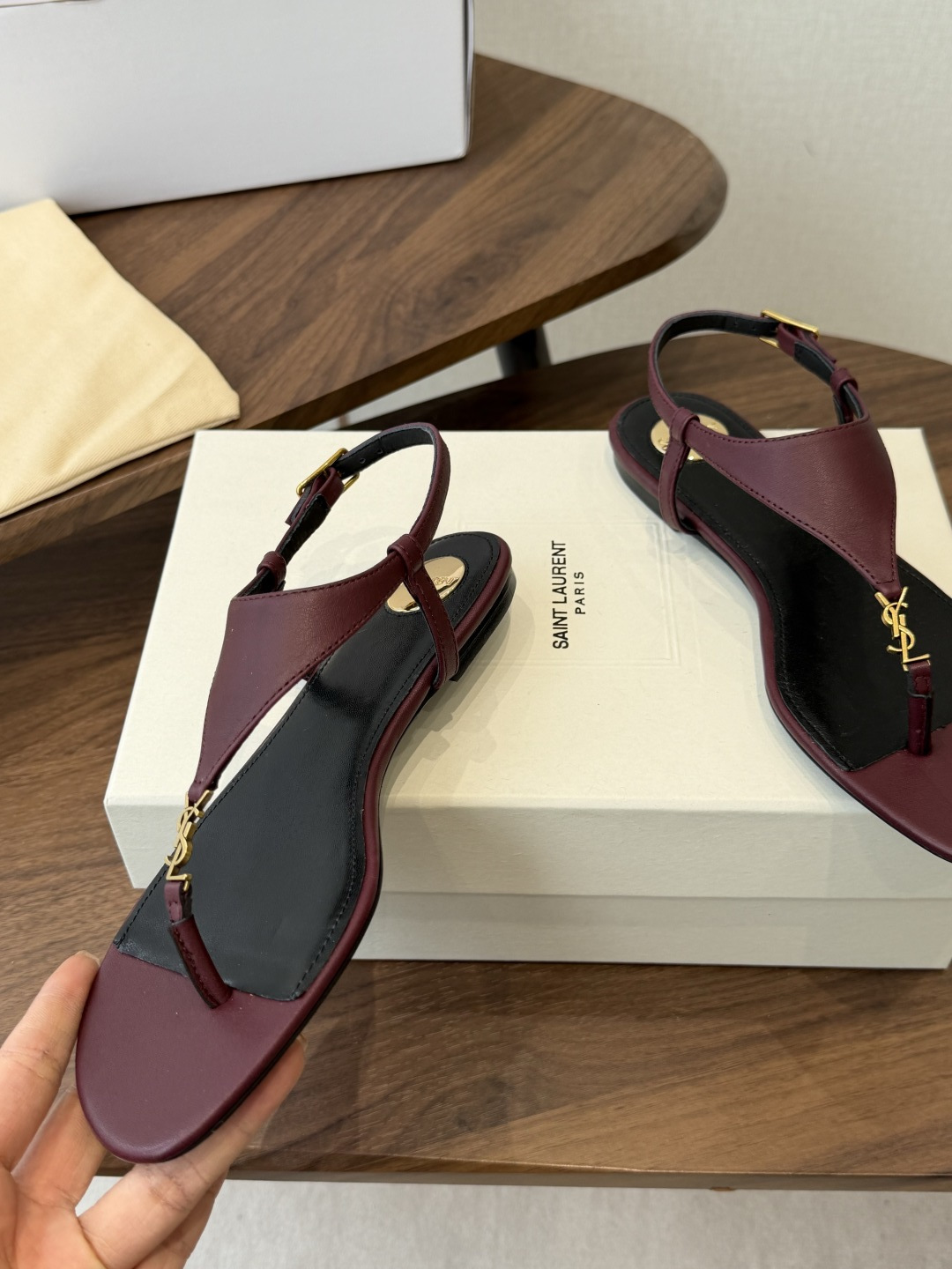Saint Laurent26ss夏季新款标志性YSL扣饰夹脚凉鞋SAINT LAURENT的标志性YS