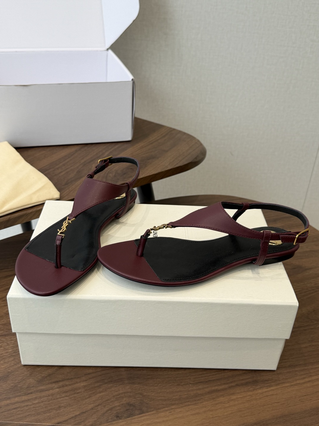 Saint Laurent26ss夏季新款标志性YSL扣饰夹脚凉鞋SAINT LAURENT的标志性YS